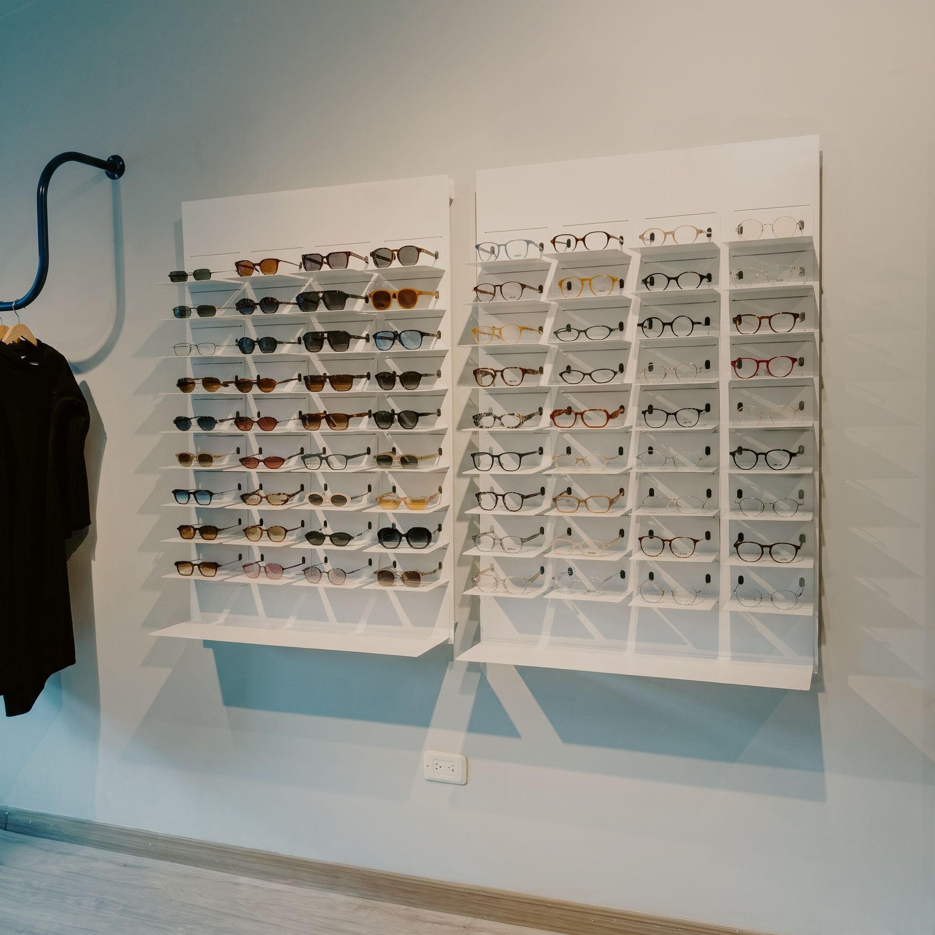 Exhibición de gafas oftálmicas y de sol OKIO Bogotá