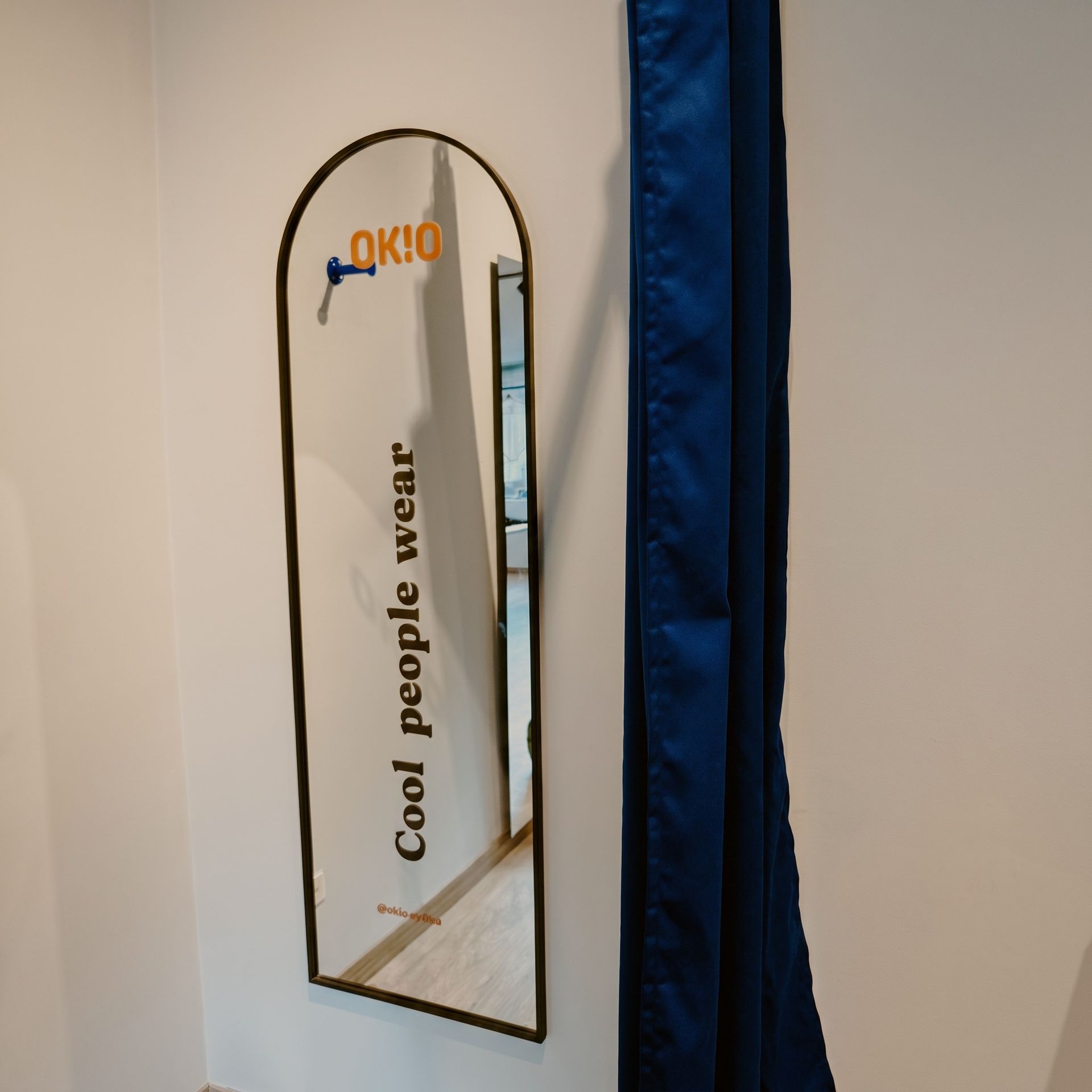 Cool people wear — espejo del showroom OKIO