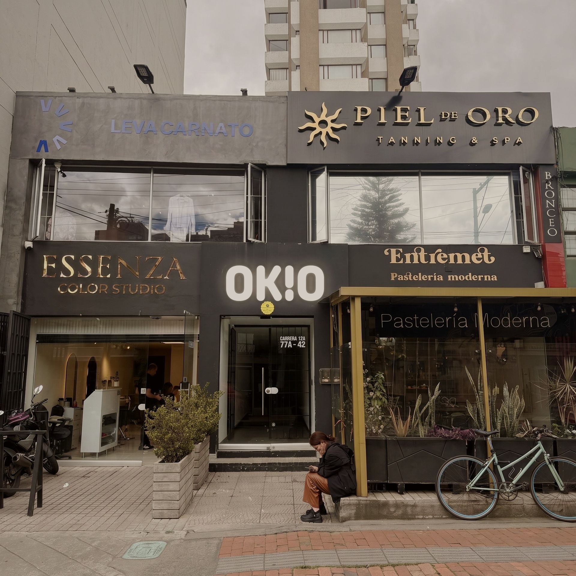 Fachada del showroom OKIO en Chapinero, Bogotá